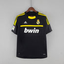 Camisola do Real Madrid GK versão away 11/12, na cor preta com detalhes amarelos, da marca Adidas.