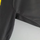 Camisa de goleiro fora Real Madrid GK 11/12 Retro em detalhe, tecido preto, estilo clássico.