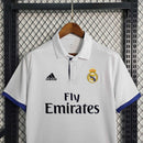 Camisa de futebol Real Madrid Home 16/17 Retro Branco com logo da Adidas e emblama do time.