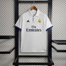 Camisola Real Madrid Home 16/17 Retro Branco com logo da Adidas e detalhes em azul.