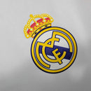 Emblema oficial do Real Madrid em fundo branco, símbolo do clube de futebol.