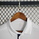 Camisola de futebol Real Madrid Home 16/17 na cor branca, pendurada em um cabide.