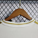 Detalhe da gola da camisola Real Madrid Home 19/20 Retro Branco, pendurada em cabide.