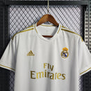 Camisola de futebol Real Madrid Home 19/20 retro branca com detalhes em dourado e logo da equipe.
