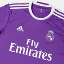 Camisola retro do Real Madrid 16/17 em roxo com logo Adidas e patrocínio da Emirates.
