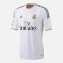 Camisola de futebol Real Madrid Retro Home Shirt 13/14 com detalhes em laranja e logo da Adidas.