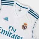 Camisola de futebol Real Madrid Retro Home Shirt 17/18 com logotipo da Adidas e emblema do clube.