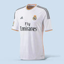 Camisola retrô do Real Madrid 13/14 com logo da adidas e detalhes em laranja, perfeita para os fãs do time.