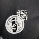 Emblema da camisa Real Madrid Third 14/15 Retro Preto, destacando o logotipo clássico do time.