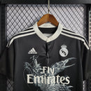 Camisola Real Madrid Third 14/15 Retro Preto com detalhes em branco e escudo do time, disponível na OLYMPIC STORE.