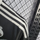 Detalhe da camisola Real Madrid Third 14/15 Retro Preto, com listras brancas e em fundo preto.