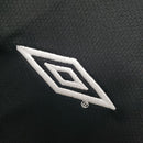 Logo da Umbro em uma camiseta preta do Manchester United Home 00/02 Retro