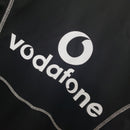 Camisa retro Manchester United 00/02 com detalhes em logo Vodafone em fundo preto.